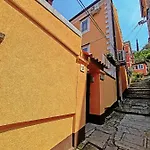 Lara With Affordable Parking شقة