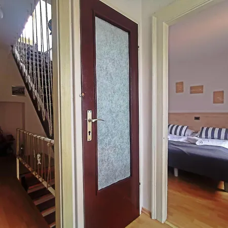 Lara With Affordable Parking Apartment