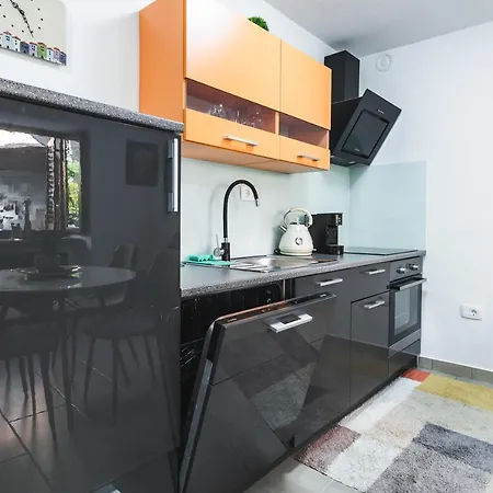Apartment Lara With Affordable Parking