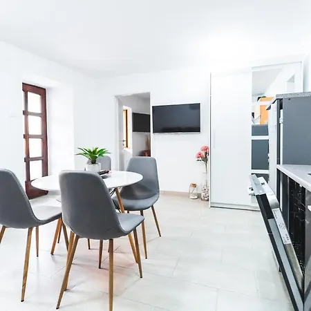 Lara With Affordable Parking * Piran