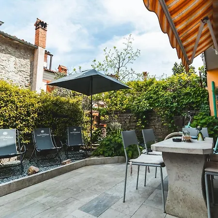 Apartma Lara With Affordable Parking *