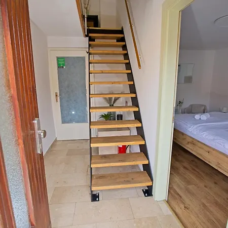 Lara With Affordable Parking Apartment *