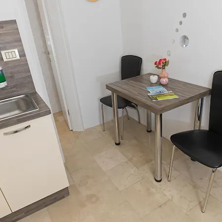 Lara With Affordable Parking *