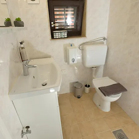 Lara With Affordable Parking Apartment