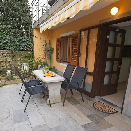 Lara With Affordable Parking Apartma