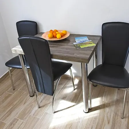Apartmán Lara With Affordable Parking *