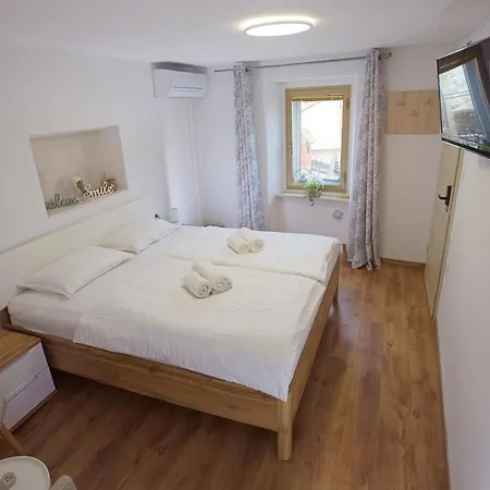 Lara With Affordable Parking Apartma Piran