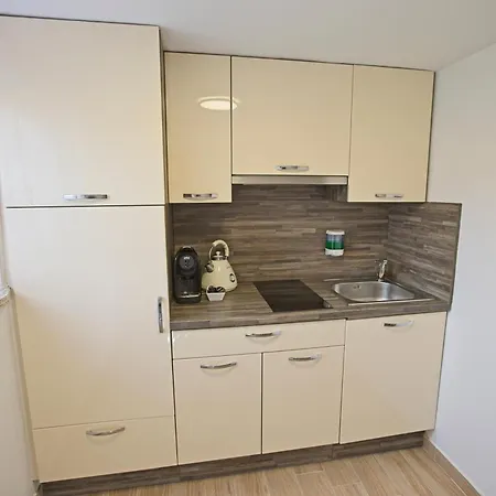 Lara With Affordable Parking Apartma