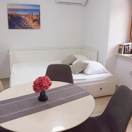 Lara With Affordable Parking Apartma