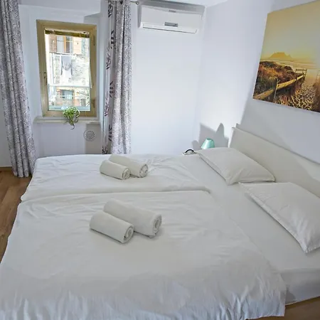 Apartma Lara With Affordable Parking