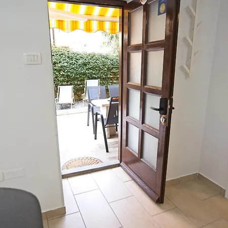 Lara With Affordable Parking *