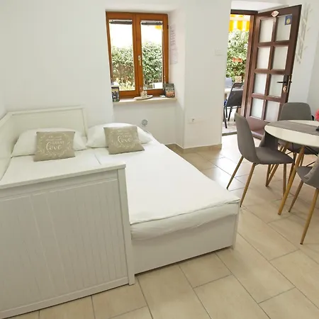 Lara With Affordable Parking * Piran