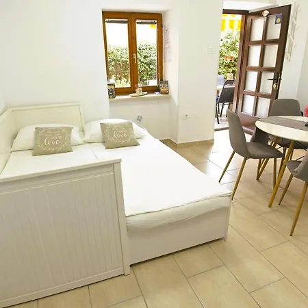 Lara With Affordable Parking Apartma