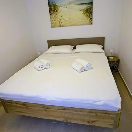 Lara With Affordable Parking Apartma