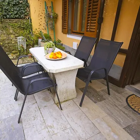 Lara With Affordable Parking Apartment *