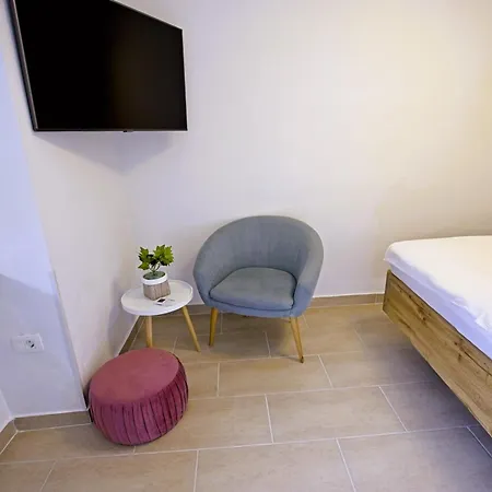 Lara With Affordable Parking Apartma