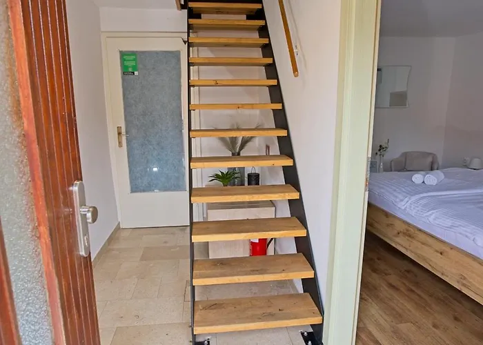 Lara With Affordable Parking Apartment *