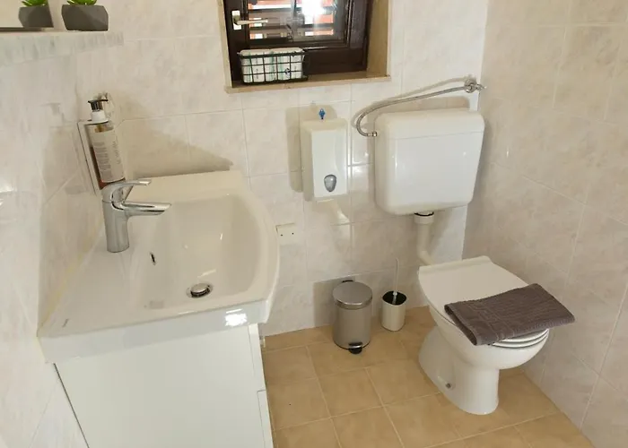 Lara With Affordable Parking Apartment