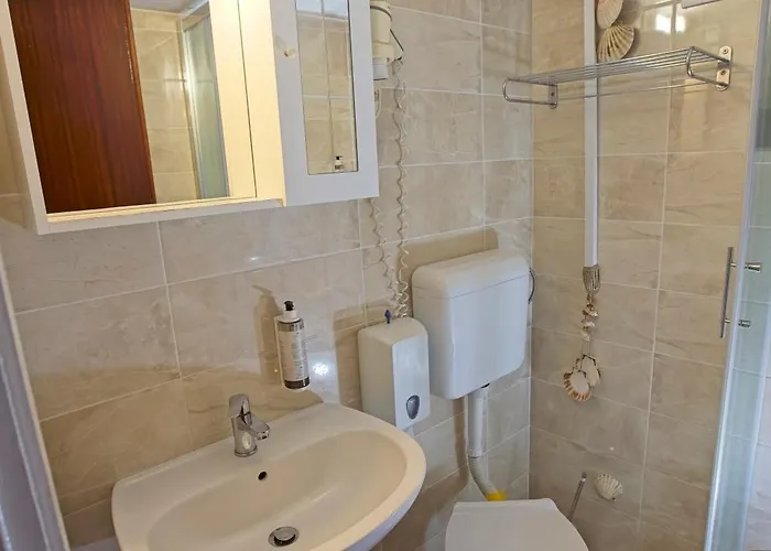 Lara With Affordable Parking Apartment *