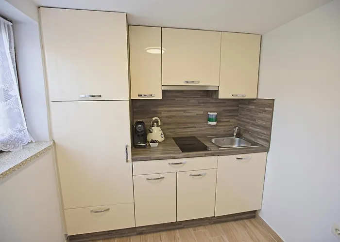 Lara With Affordable Parking Apartment