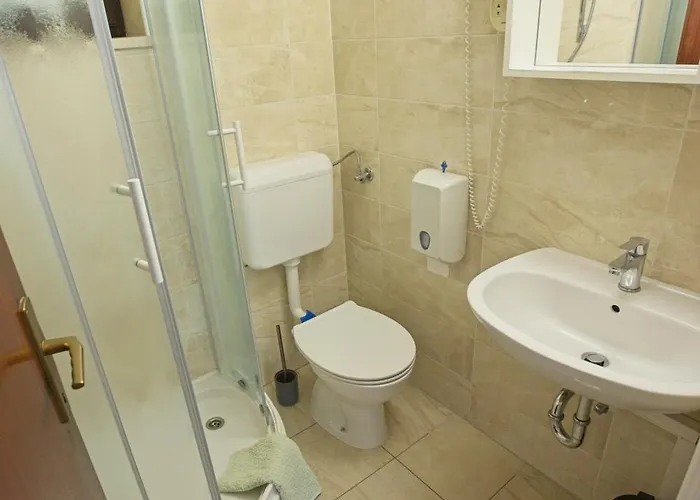 Lara With Affordable Parking Apartment *