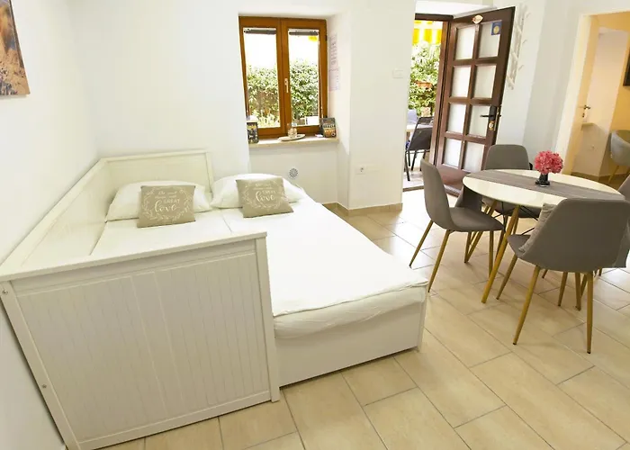 Lara With Affordable Parking Apartment