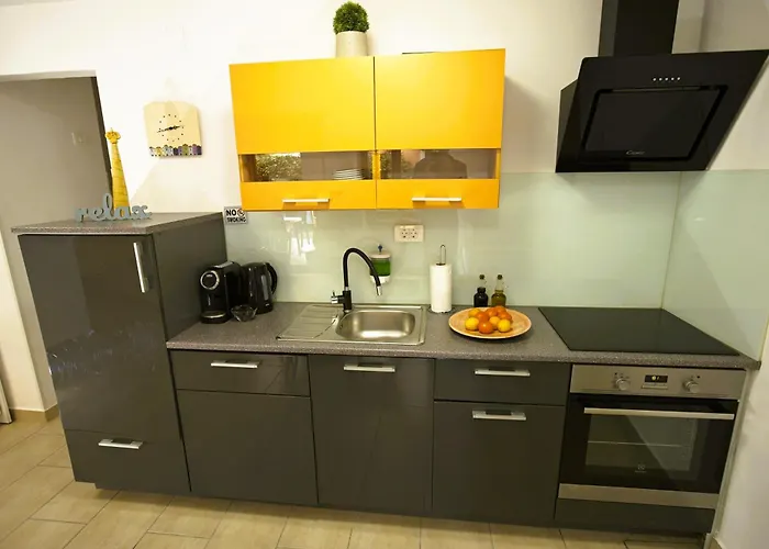 Lara With Affordable Parking Apartment