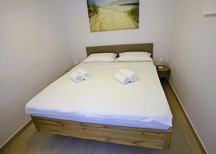 Lara With Affordable Parking Apartment