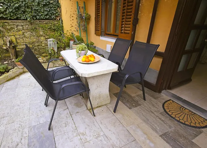 Lara With Affordable Parking Apartment *