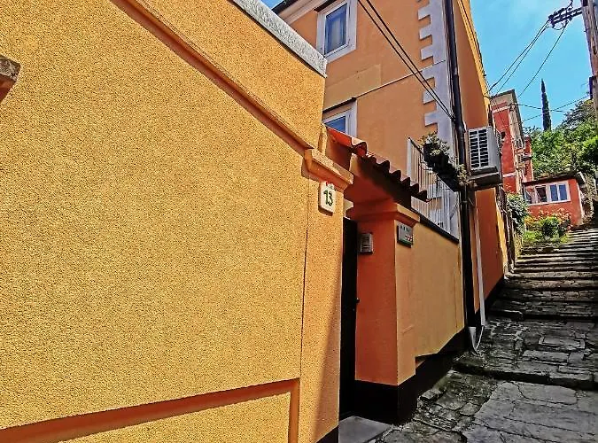 Lara With Affordable Parking Apartment